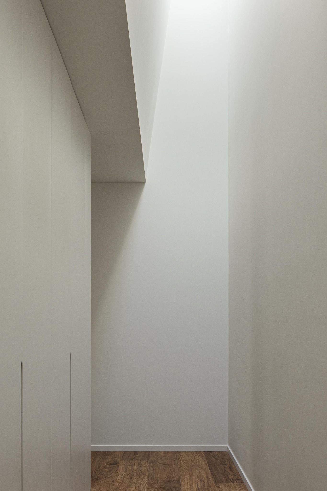 Casa A, luz natural filtrada por uma abertura zenital
