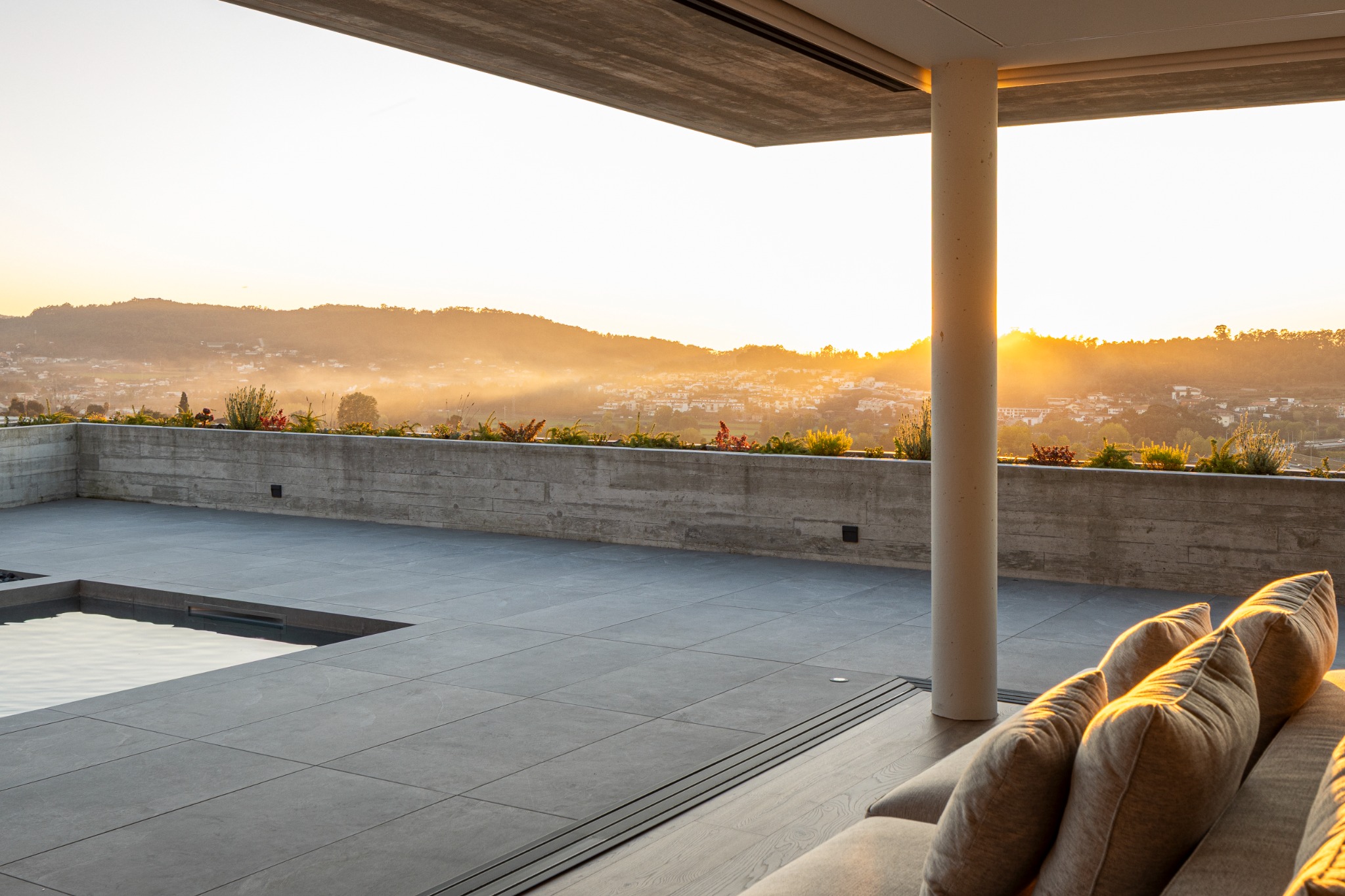 Casa A, o terraço e a paisagem ao pôr do sol