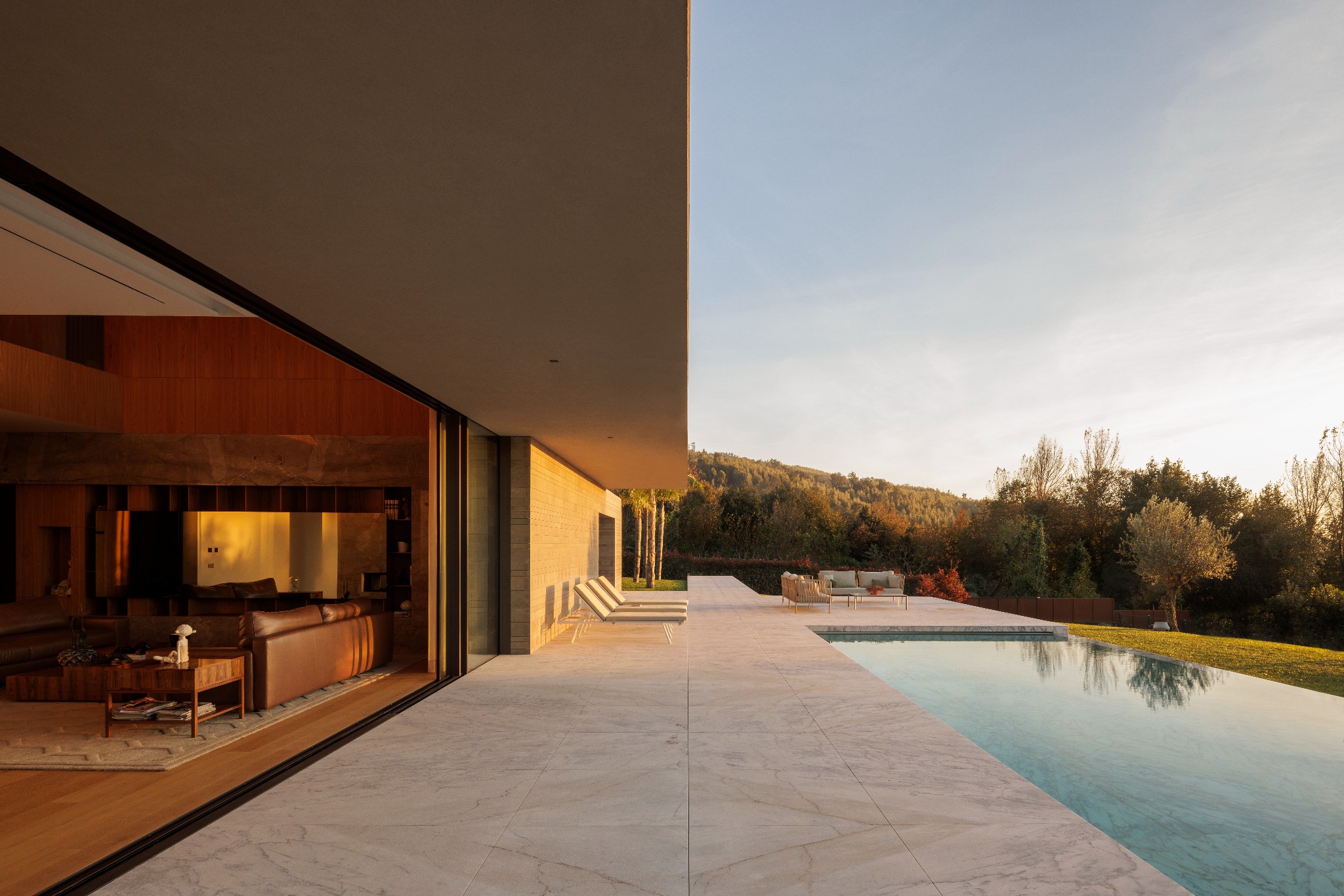 Casa D, continuidade entre a sala, o terraço e a piscina