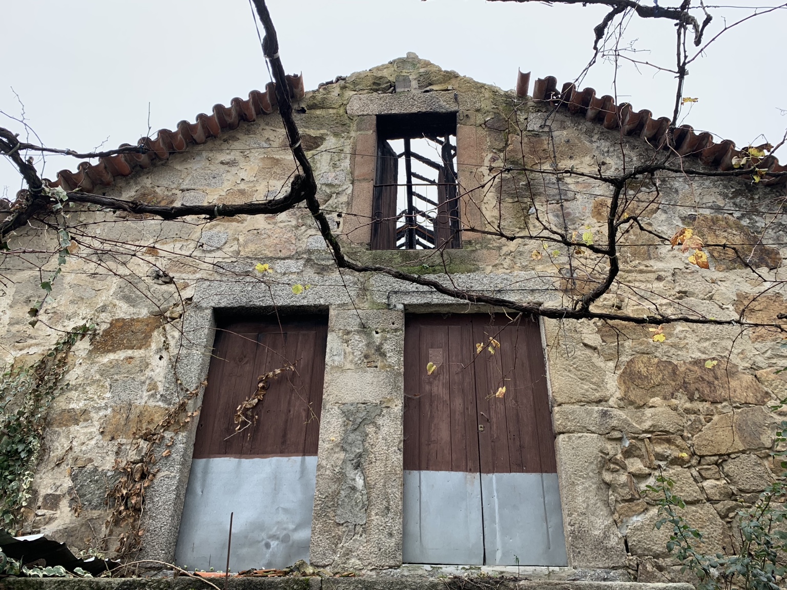 Fachada de pedra do edifício existente da Casa L