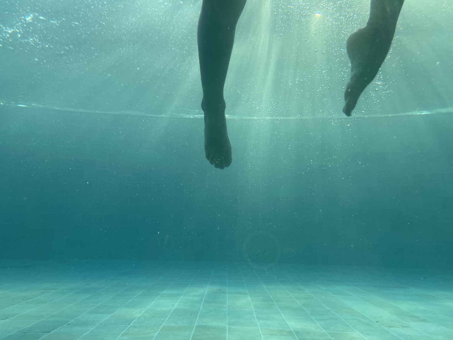 Luz, água e movimento na piscina da Casa N