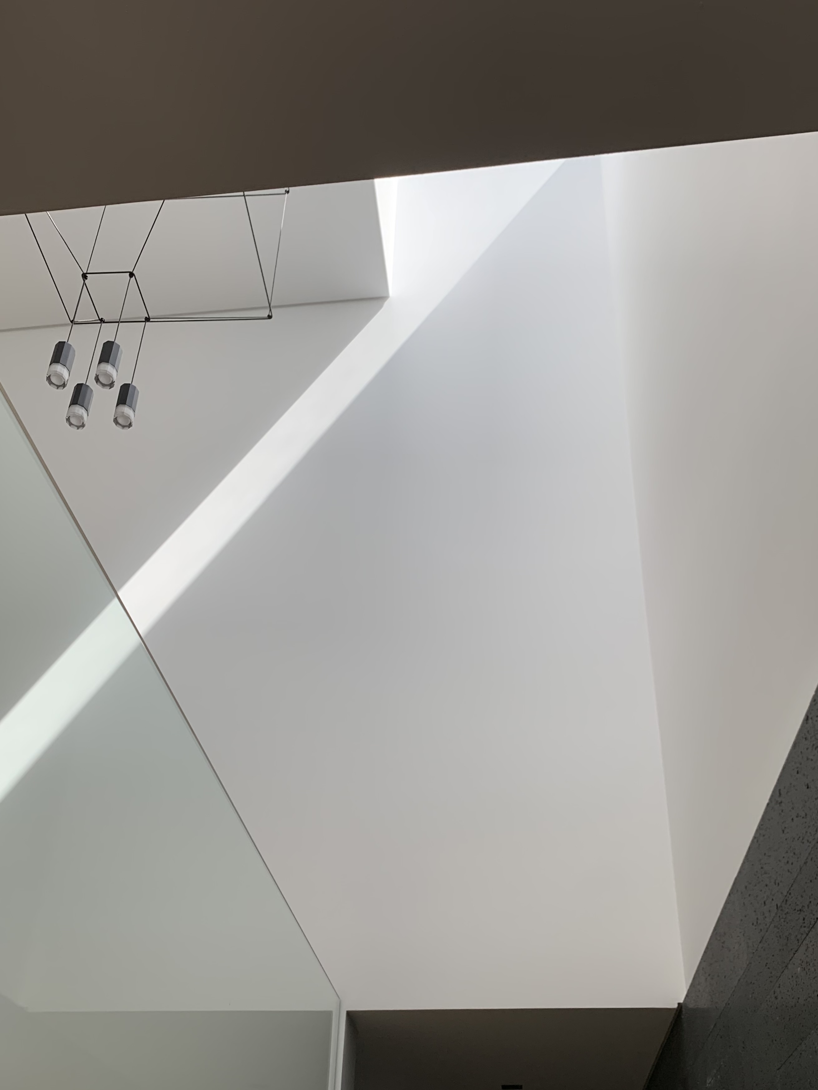 Luz zenital sobre o vazio interior da Casa N